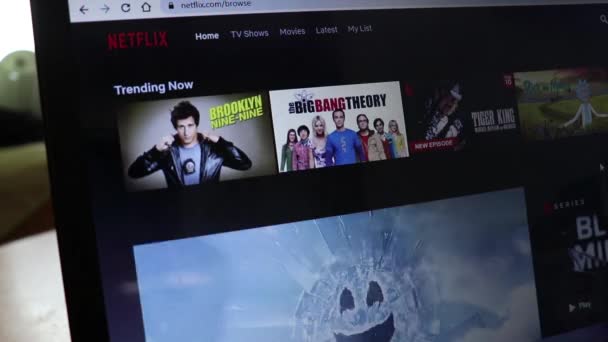 Los Angeles Kalifornien Usa April 2020 Surfen Auf Netflix Website — Stockvideo