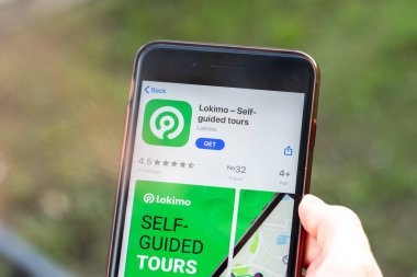 New York, ABD - 1 Mayıs 2020: Lokimo uygulama logosu telefon ekranında yakın plan, Illustrative Editorial.