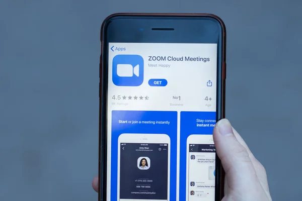 Nowy Jork, USA - 1 maja 2020: logo aplikacji ZOOM Cloud Meetings z bliska na ekranie telefonu, ilustracyjny artykuł redakcyjny — Zdjęcie stockowe