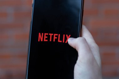 New York, ABD - 1 Mayıs 2020: Netflix uygulama logosu telefon ekranında, Illustrative Editorial.