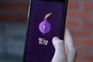 New York, ABD - 1 Mayıs 2020: Tor Onion Browser uygulaması logosu telefon ekranında, Illustrative Editorial.