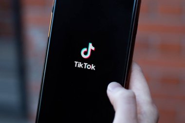 New York, ABD - 1 Mayıs 2020: TikTok uygulama logosu telefon ekranında, İllüstrasyon Editörü.