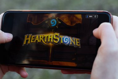 New York, ABD - 1 Mayıs 2020: Hearthstone oyun uygulaması logosu telefon ekranında, Illustrative Editorial.