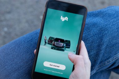 New York, ABD - 1 Mayıs 2020: Telefon ekranında Lyft uygulaması logosu, Illustrative Editorial.