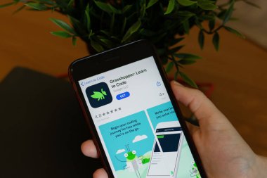 New York, ABD - 1 Mayıs 2020: Grasshopper Learn to Code uygulama logosu cep telefonu ekranında yakın plan, İllüstrasyon Editörlüğü.