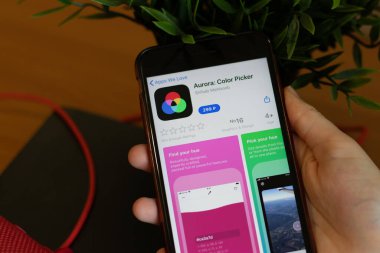 New York, ABD - 1 Mayıs 2020: Cep telefonu ekranında Aurora Renk Seçici uygulama simgesi logosu, İllüstrasyon Editörü.