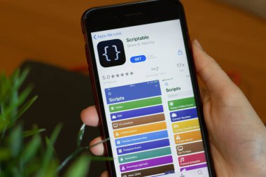 New York, ABD - 1 Mayıs 2020: Cep telefonu ekranında betik uygulaması simgesi, İllüstrasyon Editörü.