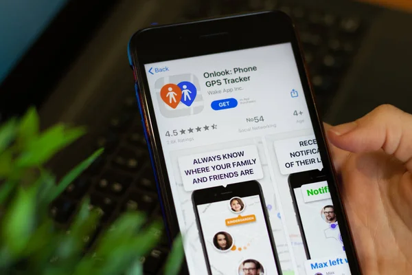 New York, USA - 1. Mai 2020: Onlook Phone GPS Tracker App Symbol-Logo auf dem Handy-Bildschirm Nahaufnahme, Illustrativer Leitartikel. — Stockbild New York Usa Mai 2020 Onlook Phone Gps Tracker App — Stockfoto