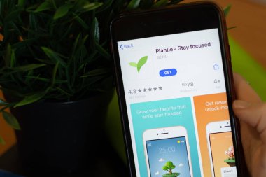 New York, ABD - 1 Mayıs 2020: Bitki odaklı uygulama simgesi olarak cep telefonu ekranında yakın plan, İllüstrasyon Editörü.