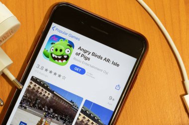 New York, ABD - 15 Mayıs 2020: Angry Birds AR Isle of Pigs mobil uygulama logosu telefon ekranında, yakın plan ikonu, Illustrative Editorial.