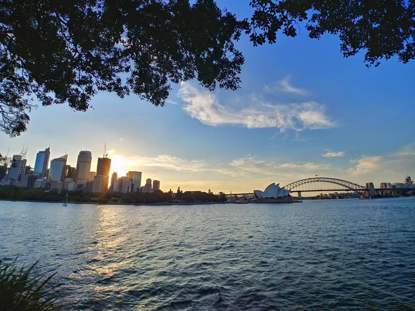 Sidney şehir merkezi Avustralya 'da alacakaranlıkta ufuk çizgisi