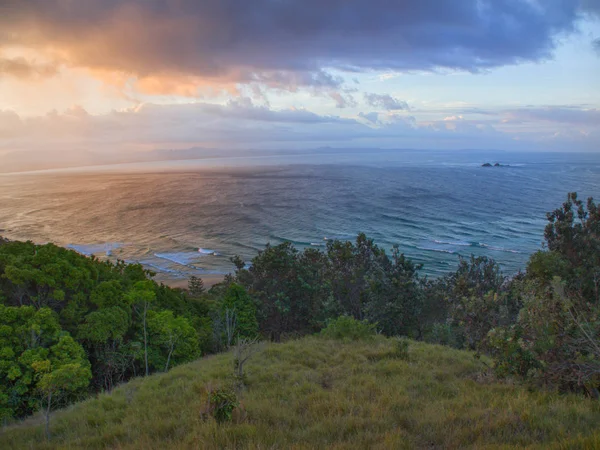 Avustralya 'nın Byron Körfezi' nde bir gün batımında gökyüzünde turuncudan maviye güzel bir geçiş.