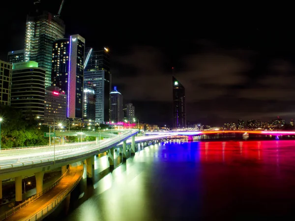 Brisbane şehir manzarası Brisbane nehri üzerinde gece