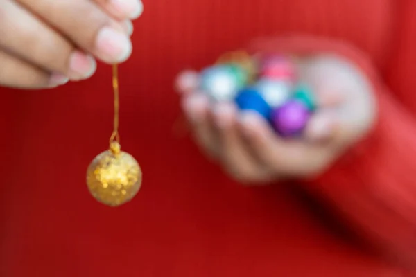 Dişi El Noel Balosunu Gösteriyor