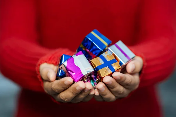 Eller Noel Hediyeleriyle Dolu