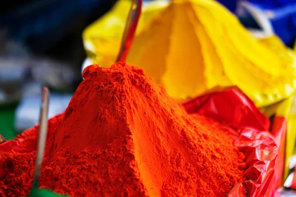 Turuncu Holi tozu. Hint Holi festivali için yerel bir markette fotokopi alanı olan turuncu, sarı holi tozunun yakın plan çekimi. Arkaplan, kapak, afiş, teklif, broşür kavramı.
