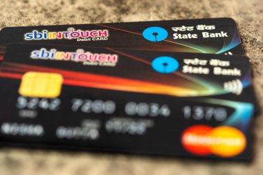 SBI kartları arkaplanda fotokopi alanı olan yakın plan çekimleri için. Halka arz, bankacılık, finans, borsa, yatırım, nakitsiz, çevrimiçi ödeme kavramı.