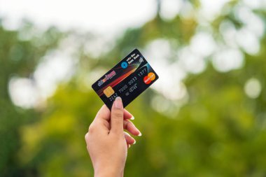 Hindistan Devlet Bankası 'nın kredi kartını tutan ya da gösteren genç bir kadın. SBI kartları için eklenti halka arz, ödeme, finans,