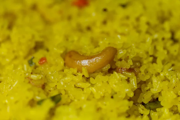 Hindistan usulü pilav tabağı, vejetaryen kaju pulao arkaplanının yakın çekim fotoğrafı. Hint yemekleri, bölgesel batı Bengal yemekleri, ev yapımı yemekler..