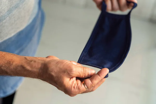 Grip, hastalık, yeni koronavirüs (covid 19) korunması için elinde tıbbi maske tutan kişi. Corona Virüsü için arka plan konsepti, evde kalmak, sosyal farkındalık.