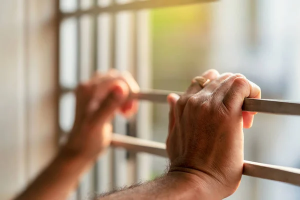 Corona virüsü için arka plan konsepti, kendini izole etme. Pencere parmaklıkları tutan ve salgını durdurmak için kendini karantinaya alan bir kişi bu salgını ve Covid-19 yayılımını korur.