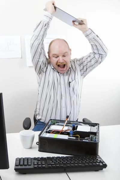 Empresario golpeando archivo en el chasis de la computadora en la mesa — Foto de Stock