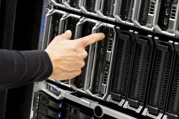 Техники вручную трогают сервер Blade Server в центре обработки данных — стоковое фото