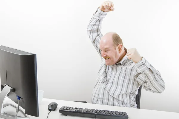 Empresário torcendo enquanto olha para o computador — Fotografia de Stock