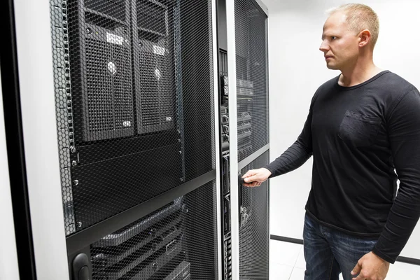 Técnico que abre la puerta del estante del servidor en el centro de datos —  Fotos de Stock