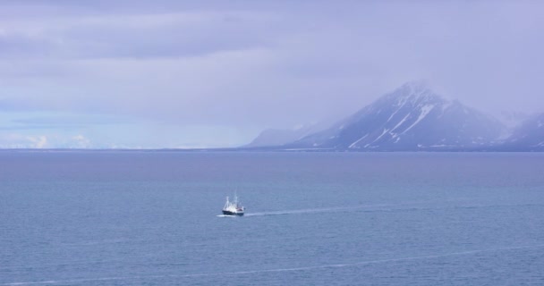 Expeditie boot in de Arctische omgeving in de buurt van Svalbard — Stockvideo
