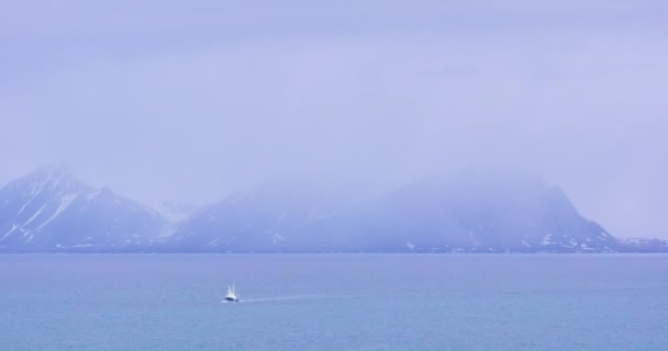 Touristenboot in der arktischen Umgebung bei Spitzbergen — Stockvideo