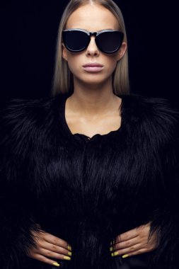 Kendine güvenen genç kadın kürk giyim