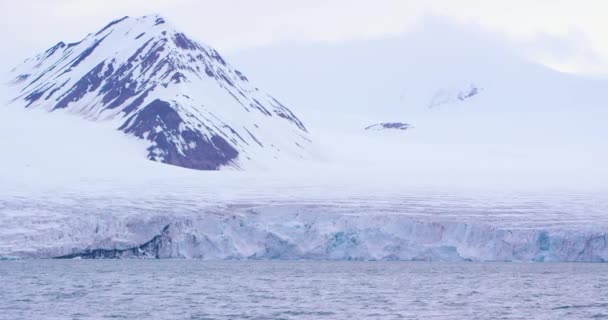 Movimiento lento de un glaciar masivo en el ártico frío — Vídeo de stock