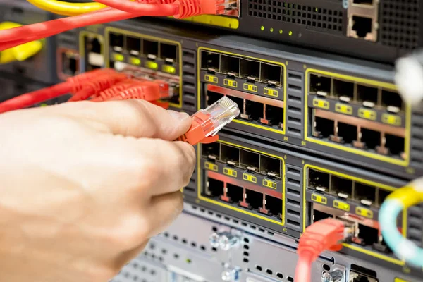 Ručně připojením vlákno kabel do přepínače v Datacenter — Stock fotografie