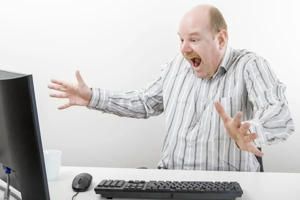 Удивлённый жест бизнесмена при взгляде на компьютер — стоковое фото