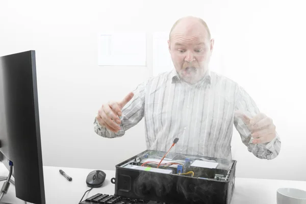 Empresario sorprendido mirando humo que sale de la computadora Ch — Foto de Stock