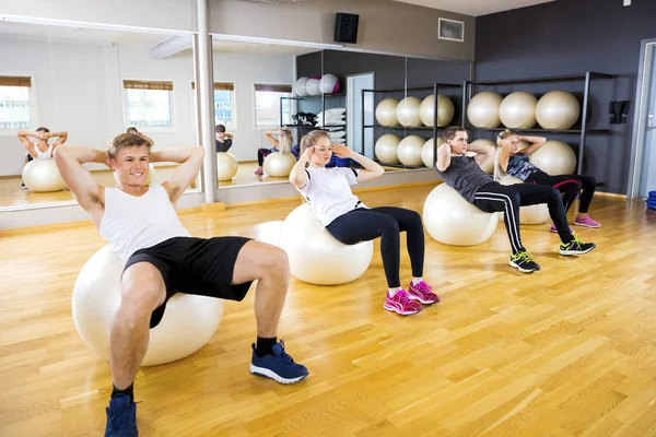 Karın grup eğitimi çekirdek gücü içinde fitness jimnastik salonu için — Stok fotoğraf