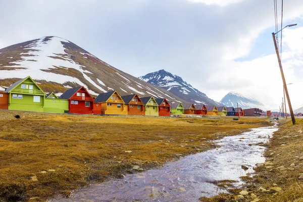 Fila de casas de madeira coloridas em Longyearbyen em Svalbard — Fotografia de Stock