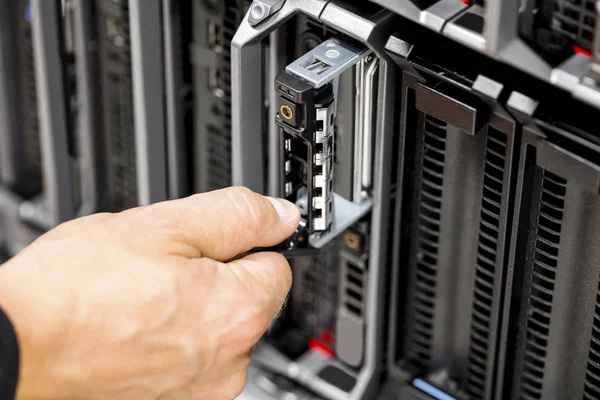 Engenheiros de TI Mãos Reparando Servidor no Data Center — Fotografia de Stock