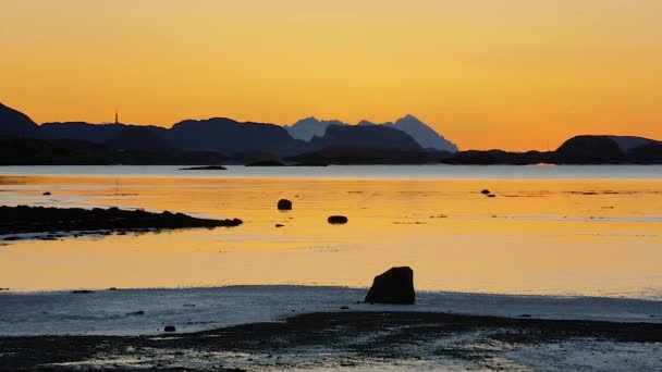 Timelapse tide a západ slunce nad horou fjord — Stock video