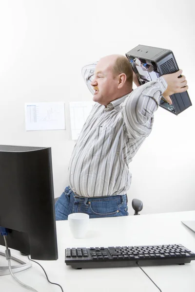 Empresario que lanza el chasis del ordenador por el escritorio — Foto de Stock