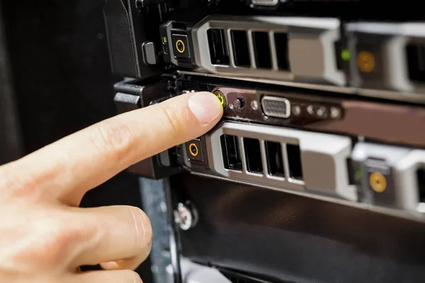 Ingenieurs vinger Server inschakelen — Stockfoto