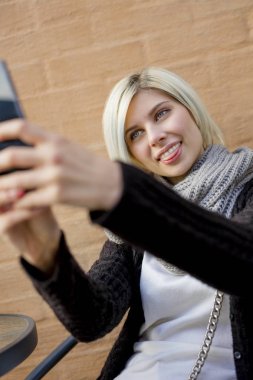 Açık Cafe Selfie çekerken yapım kadın yüzleri