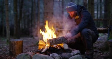 Ormanda kamp ateşi açık yetişkin adam yangınlar