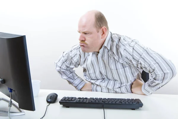 Wütender Geschäftsmann blickt auf Computer auf Schreibtisch — Stockfoto