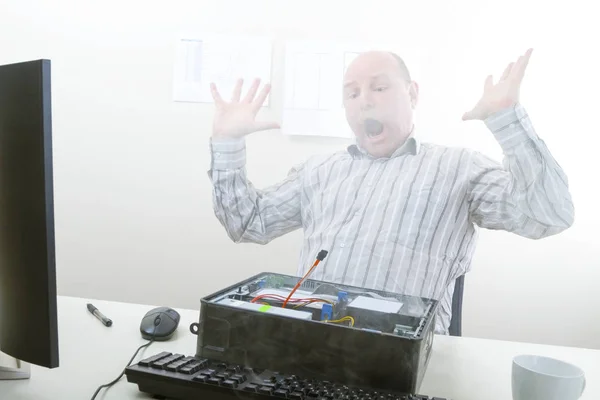 Geschockter Geschäftsmann sieht Rauch aus Computer aufsteigen — Stockfoto