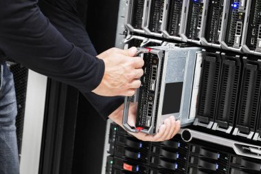 Bu teknisyen Blade Server'ı yükleme kasa içinde