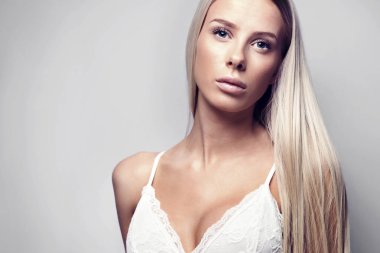 Stüdyo portre sarışın kadın manken elbise içinde