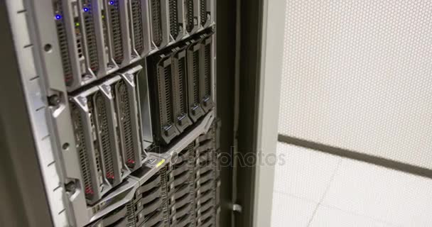 Berater installieren Blade Server im Rechenzentrum — Stockvideo