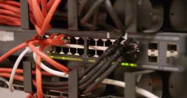 BT uzmanı geçiş datacenter de ağ kablosu takın